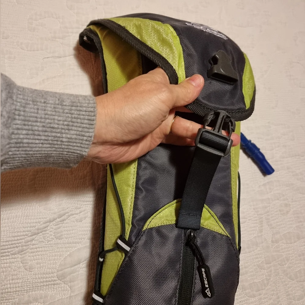 🩶Host Pick🩶Escape 2L hydration backpack hiking running - Picture 2 of 16